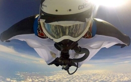 Record jump with wingsuit