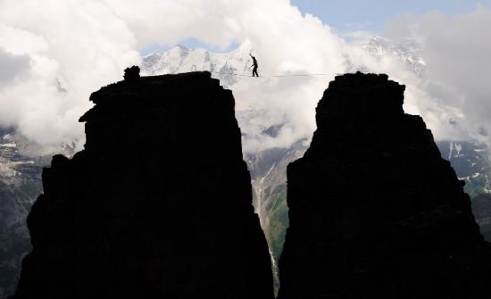 Stephan Siegrist passes the highest highline in Europe