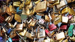 Paris urges tourists not to fix locks of love