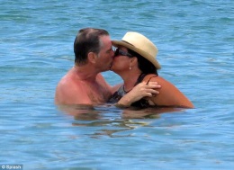 Pierce Brosnan meets the 51st birthday of his wife in Hawaii