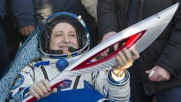 The crew of the ISS back to Earth Olympic torch
