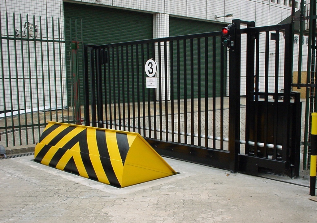 533mm lift height Road Blocker with gate 1024x720 8a89e