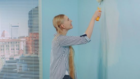 woman makes repairs apartment dancing 178151 901 b35eb