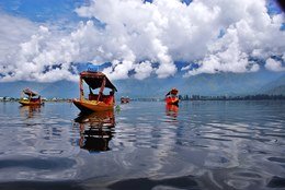dal lake in kashmir